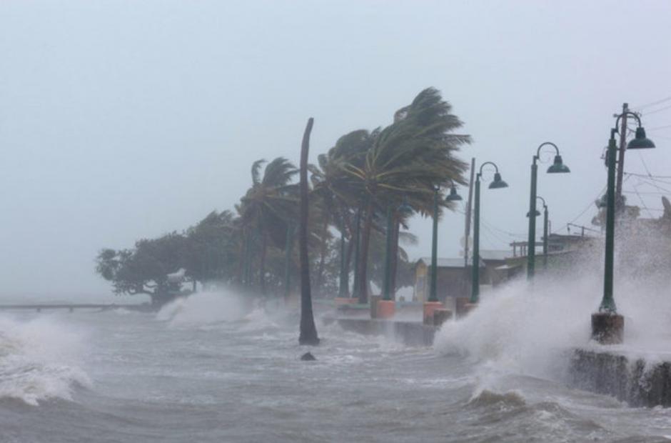 El huracán María, de categoría 4, ha dejado destrozos durante su paso por Puerto Rico. (Foto: @UniNoticias)