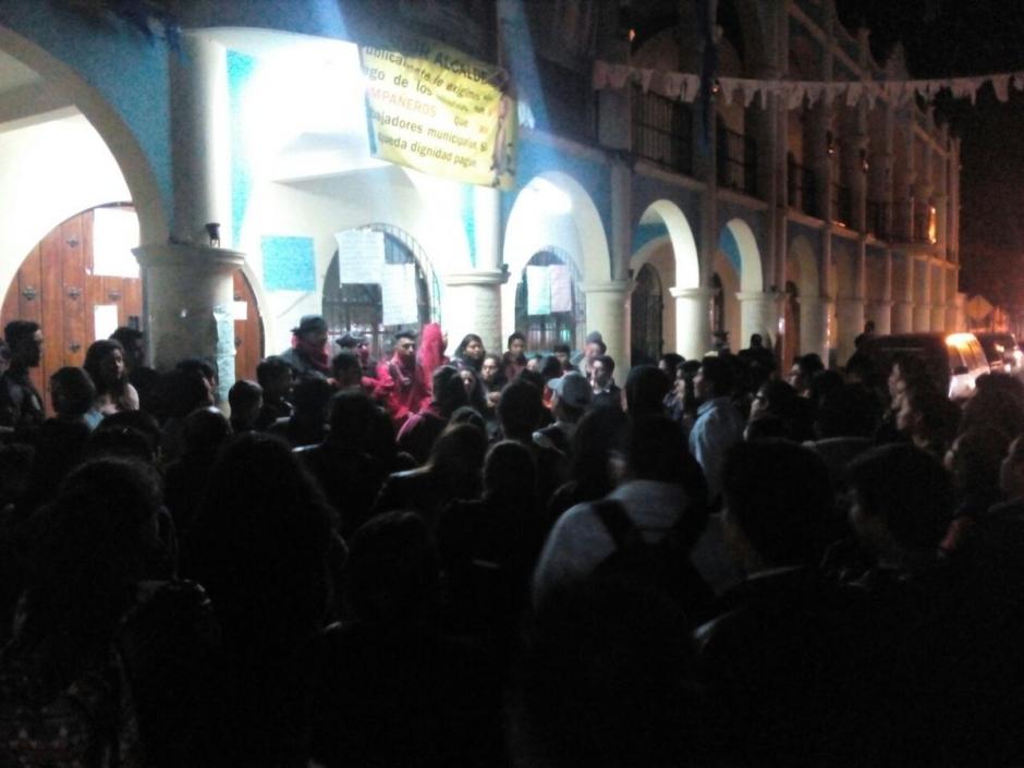 Un grupo de estudiantes de la USAC realiza una manifestación frente a la sede de la Universidad de San Carlos en Chimaltenango. (Foto: @PrimeraLineaDX)