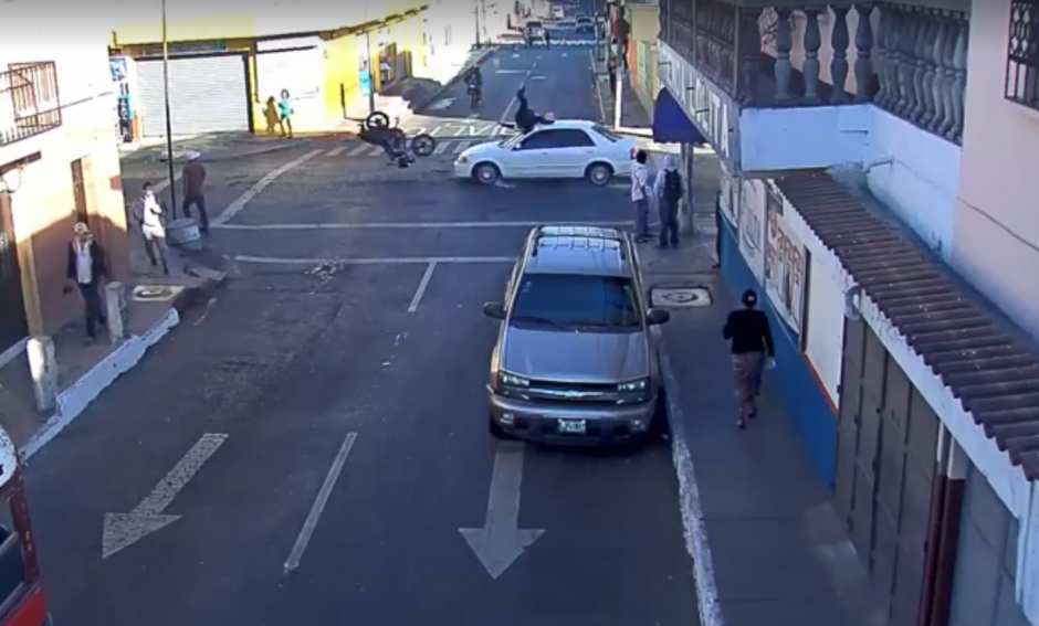 &nbsp;Publican video de motorista atropellado tras circular contra la vía y no respetar el alto. (Foto: Captura de video)