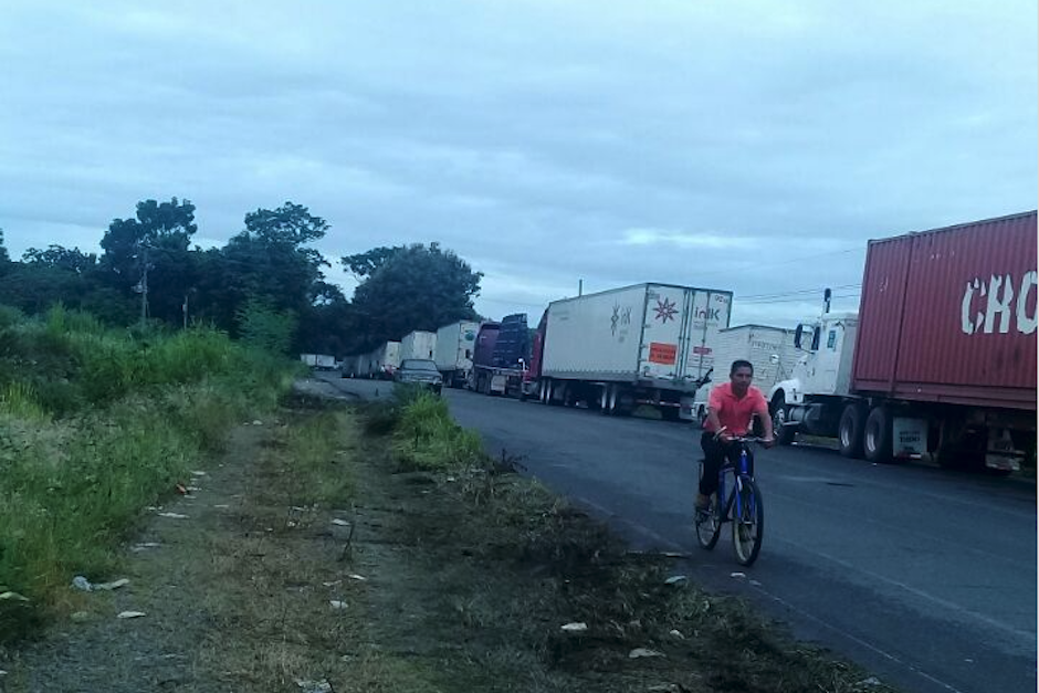 Según pilotos, las largas colas de transporte pesado sobrepasan los 20 kilómetros. (Foto. Soy502)