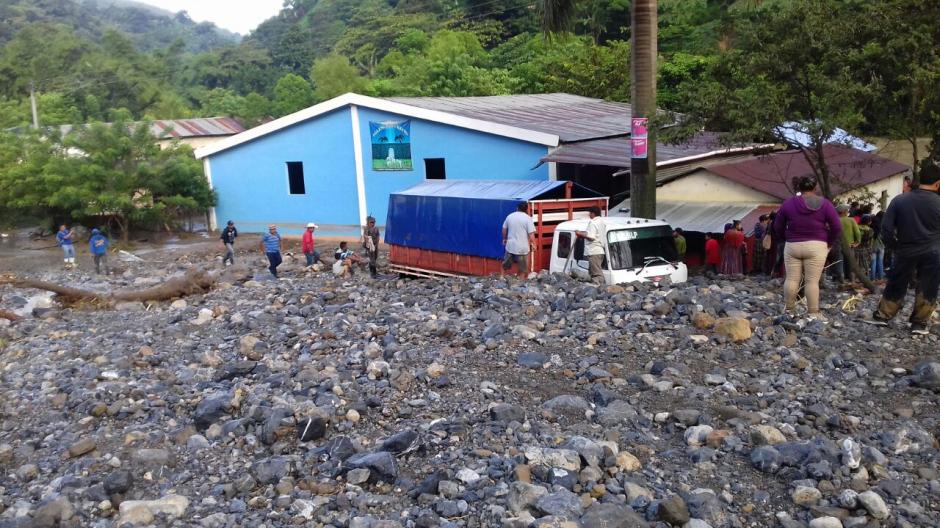 El desborde del río Pantic, en Tamahú, Alta Verapaz, causó un muerto. (Foto: Bomberos Municipales Departamentales) 