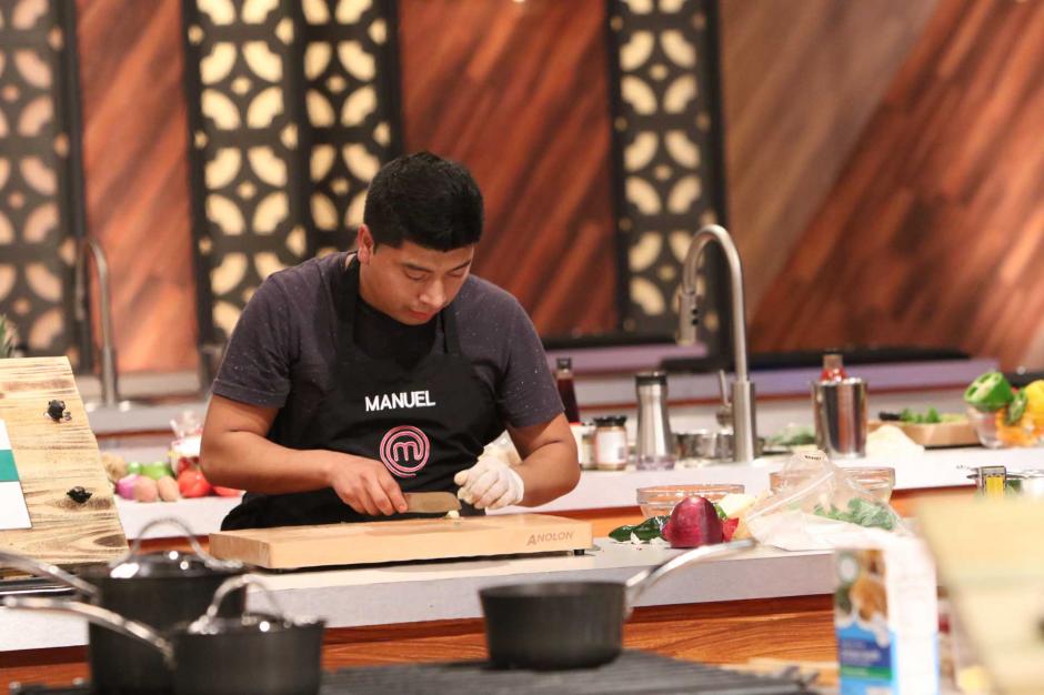 El guatemalteco Manuel Tol se prepara para la semifinal del programa MasterChef Latino 2018. (Foto: Facebook/MasterChef Latino)