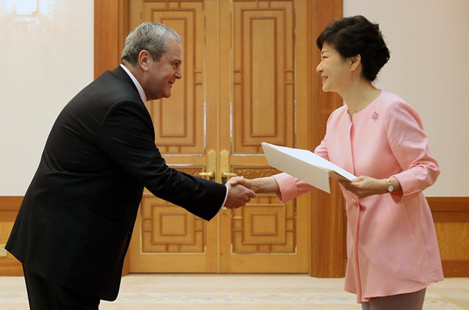 El 8 de agosto, la presidenta Park Geun-hye recibió las cartas credenciales de Gustavo López en Seúl. (Foto: Korea.net)