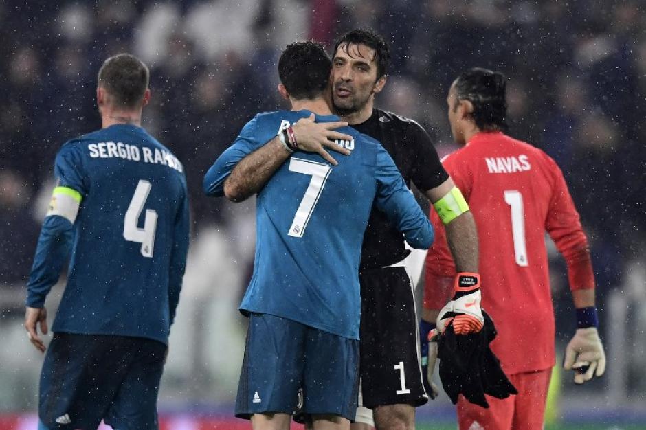 Los aficionados de la Juventus aplaudieron el emotivo momento. (Foto: AFP)