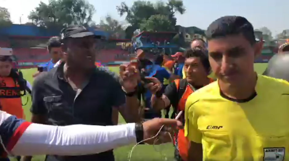 El técnico costarricense se encaró con uno de los árbitros del partido. (Foto: captura de Facebook)&nbsp;