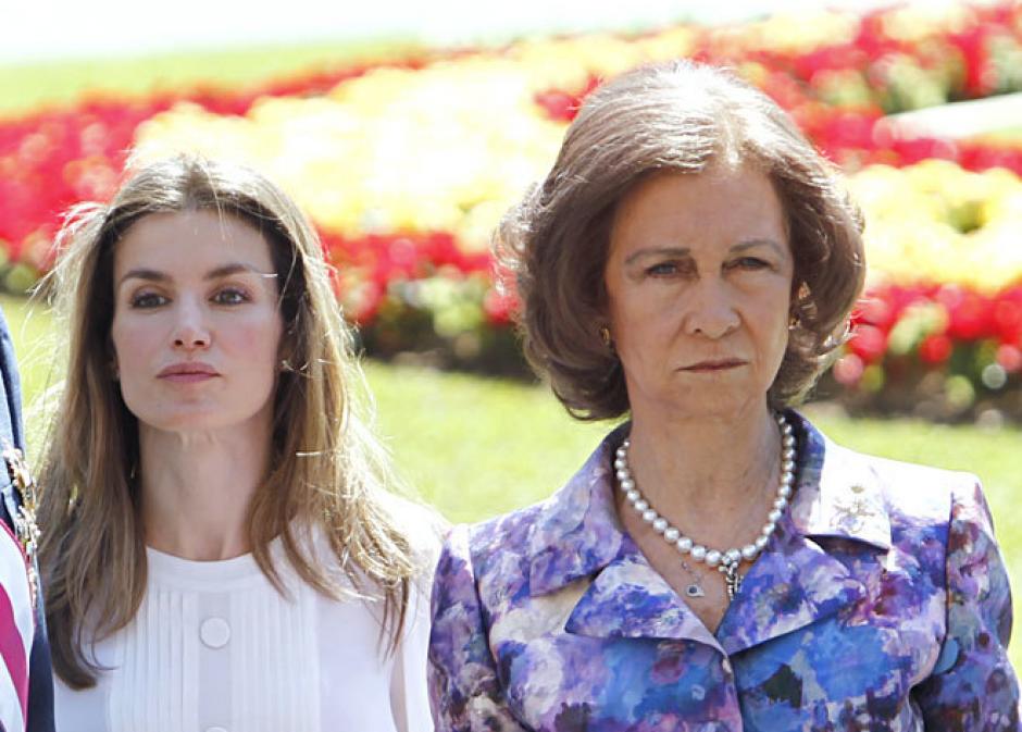 Esto habría sido lo que se dijeron la reina Letizia y la reina emérita Sofía, tras la misa de Resurrección. (Foto: www.elmundo.es)