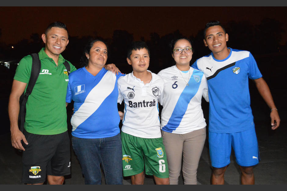 La familia Mejía en el estadio Doroteo Guamuch Flores. (Foto: Soy502)