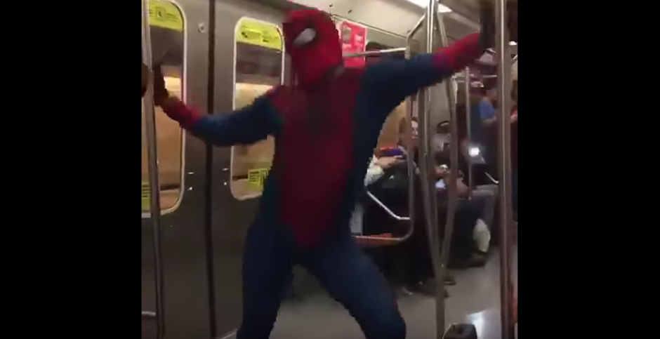 Spiderman conquistó a los pasajeros del metro con sus movimientos