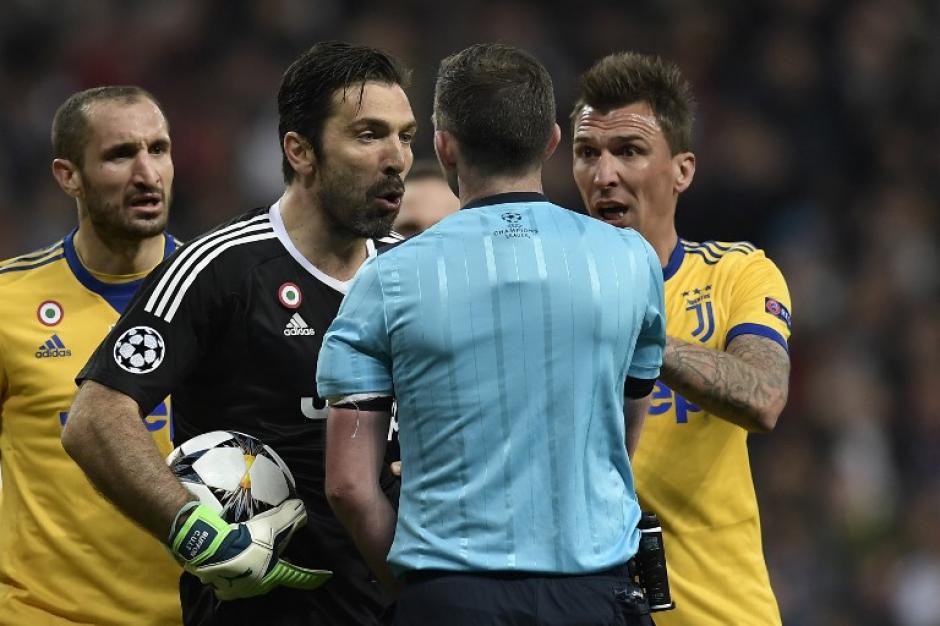 El portero no se escondió y mostró su enojo tras la eliminación de la Juventus. (Foto: AFP)