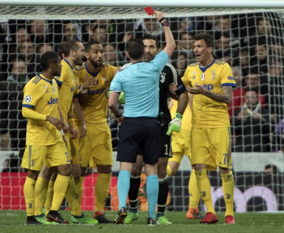 Gianluigi Buffon reclama al árbitro Michael Oliver por el penal sancionado. (Foto: AFP)