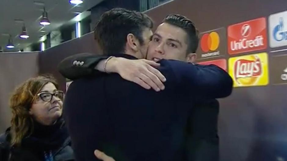 El emotivo abrazo entre Cristiano Ronaldo y Gianluigi Buffon en zona mixta del Santiago Bernabéu emociona al mundo. (Foto: Captura de video)