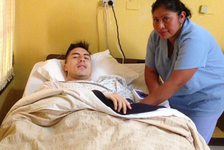 Elías Enoc Vásquez después de haber sido intervenido quirúrgicamente. (Foto: Comunicaciones FC)