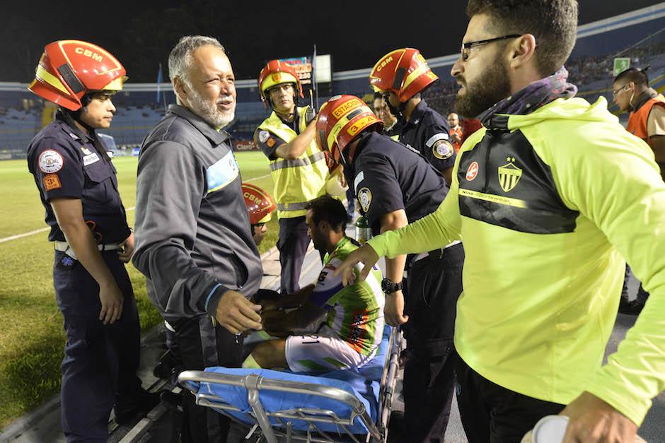 José Manuel Contreras abandona el estadio Nacional, tras un fuerte choque con Bryan Lemus. (Foto: NuestroDiario)