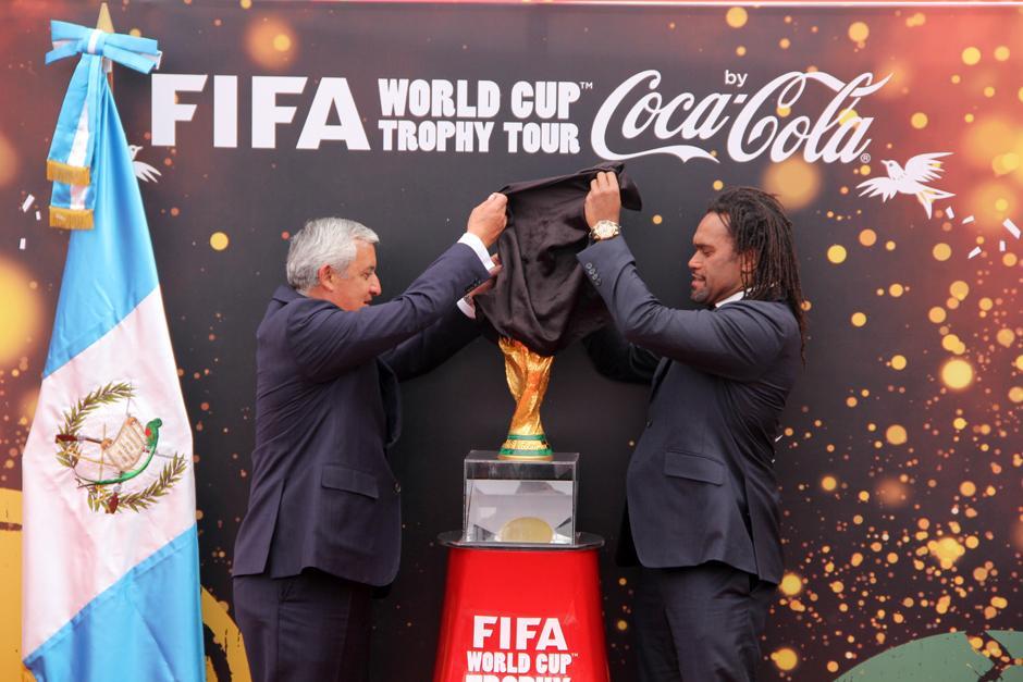 Otto Pérez Molina recibió el trofeo de la Copa del Mundo de la FIFA cuando este estuvo en Guatemala. (Foto: Luis Barrios/Soy502)