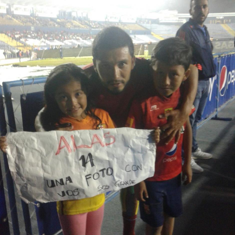Jaime Alas compartió con dos niños antes del juego de Municipal contra Antigua GFC. (Foto: CSD Municipal)