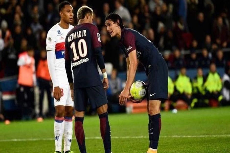 Neymar y Cavani discutieron por tirar un penal ante el Lyon en la sexta jornada de la liga francesa. (Foto: El Español)