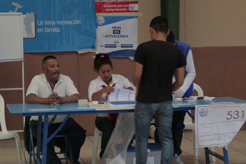 Miles de guatemaltecos acudieron este domingo a las urnas para votar en la Consulta Popular. (Foto: Alejandro Balán/Soy502)