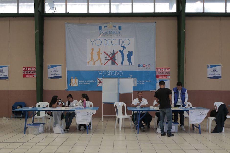 Con la sombra del abstencionismo, miles de guatemaltecos acudieron este domingo a votar en la Consulta Popular. (Foto: Alejandro Balán/Soy502)