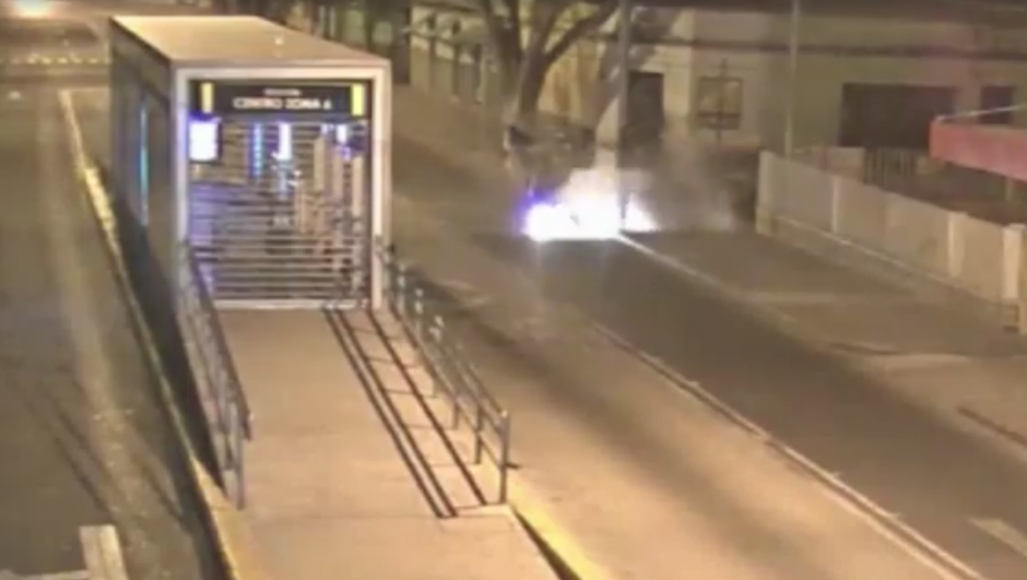 Un vehículo chocó contra una parada de Transmetro, volcó y terminó incendiado. (Foto: Captura de video)