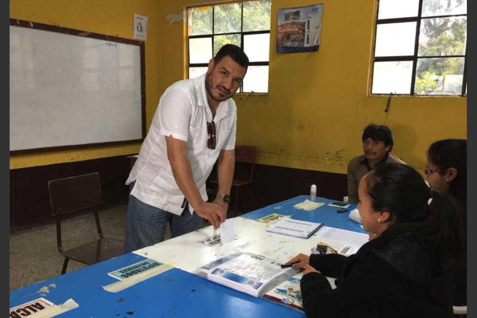 El ministro de Ambiente votó este domingo en Santiago Sacatepéquez. (Foto: MARN)