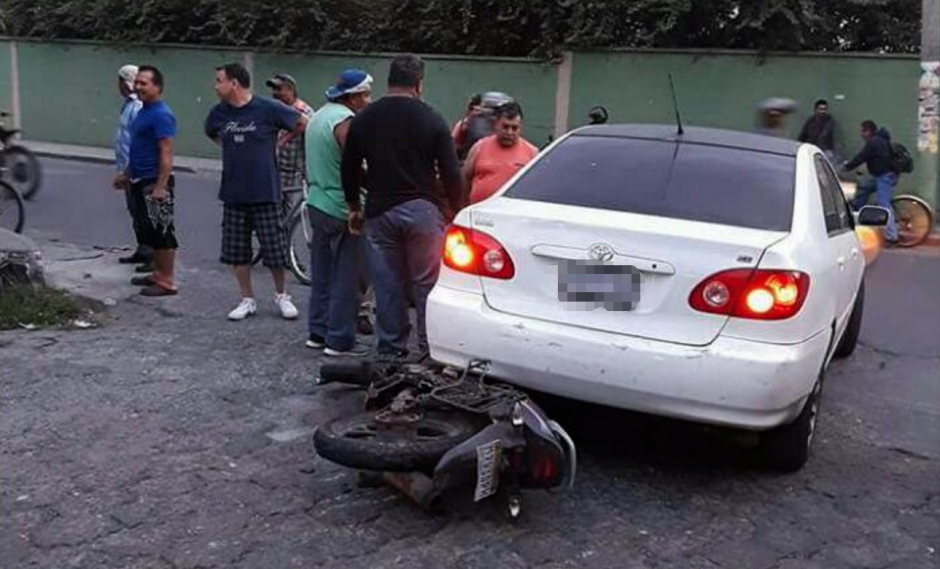 Un hombre embistió a los presuntos motoladrones. (Foto: captura de Facebook)