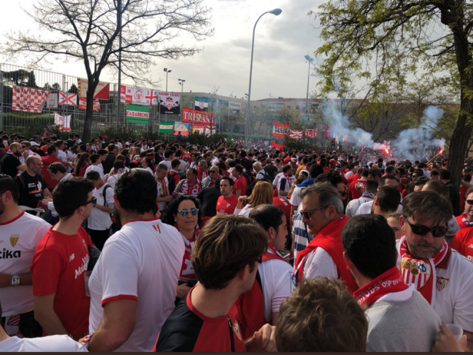 Los aficionados del Sevilla se encuentran ya en Madrid para la final de Copa. (Foto: Twitter/Sevilla)&nbsp;
