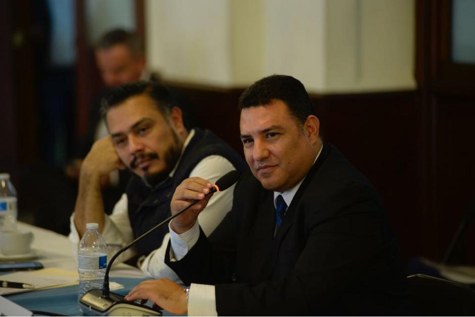 Durante la citación, Alonzo estuvo acompañado por el jefe de la bancada FCN, Javier Hernández. (Foto: Jesús Alfonso/Soy502)