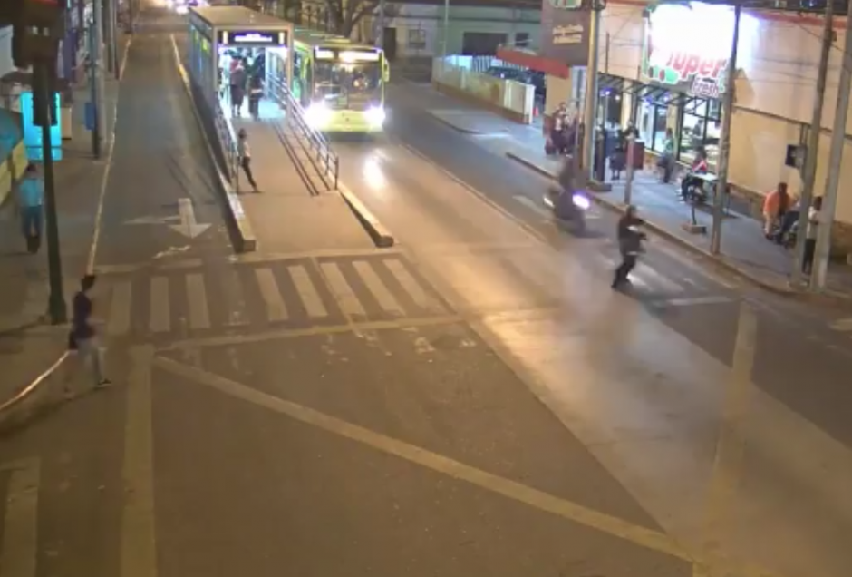 Un motorista atropella a dos peatones que cruzaban un paso de cebra en la zona 6. (Foto: Captura de video)
