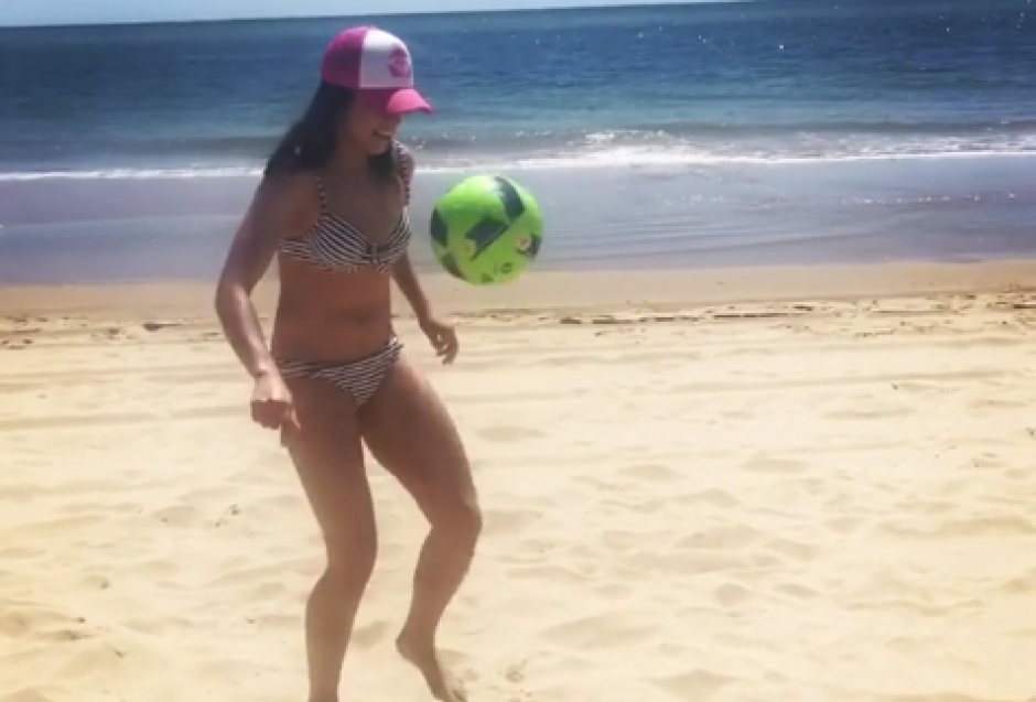 Ana Lucía Martínez enciende las redes dominando el balón en la playa. (Foto: Captura de video)