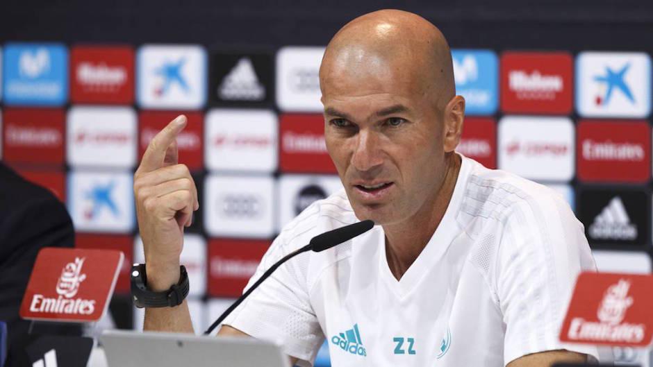 El técnico del Real Madrid, Zinedine Zidane, dijo que Andrés Iniesta merecía el Balón de Oro. (Foto: AS.com)