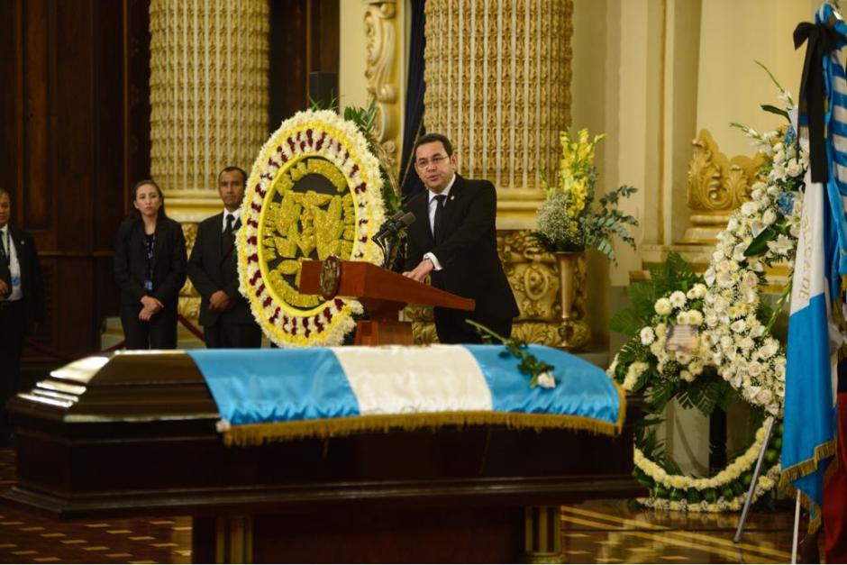 El presidente Jimmy Morales brindó un discurso en las honras fúnebres del alcalde Álvaro Arzú. (Foto: Jesús Alfonso/Soy502)