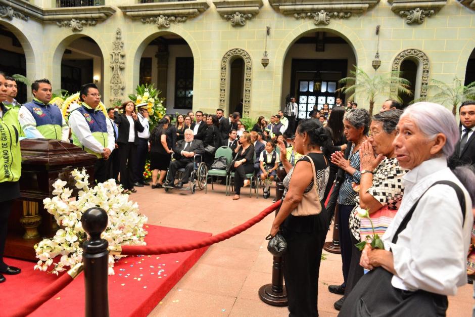 Los ciudadanos llegaron al Palacio Nacional para despedirse del alcalde. (Foto: Jesús Alfonso/Soy502)