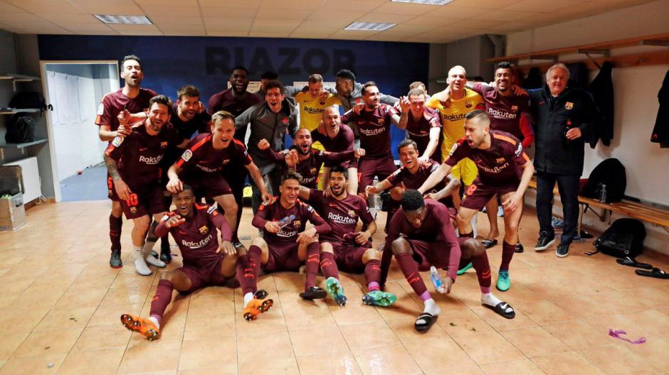 Los jugadores del Barcelona festejaron en el camerino de Riazor el título 25 de Liga. (Foto: FC Barcelona)