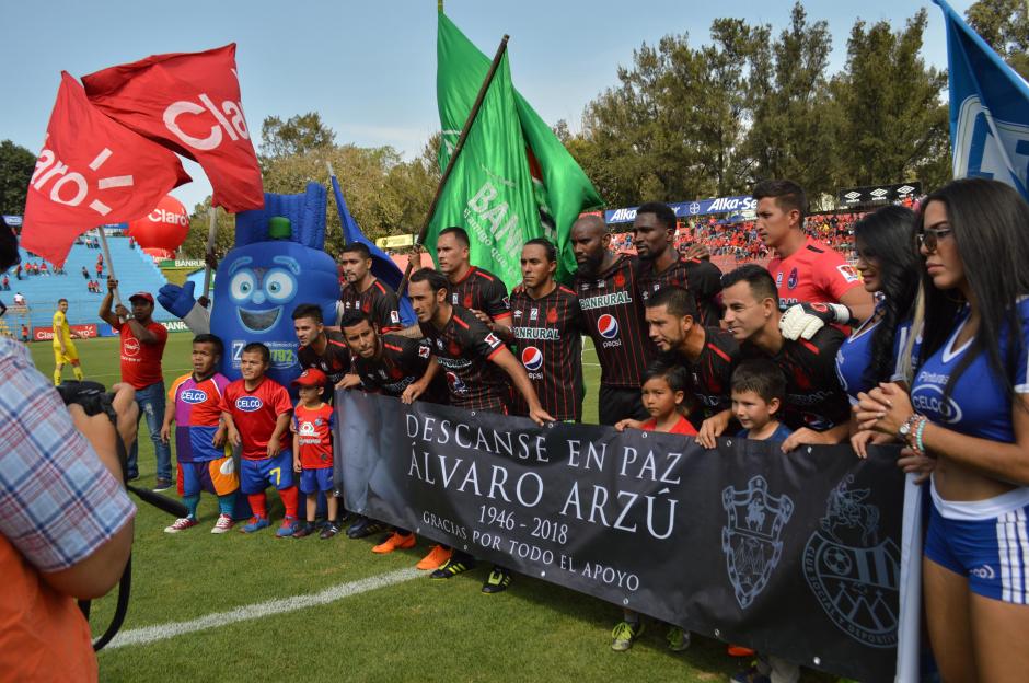 El equipo rojo brindó un homenaje al alcalde Álvaro Arzú. (Soy502)
