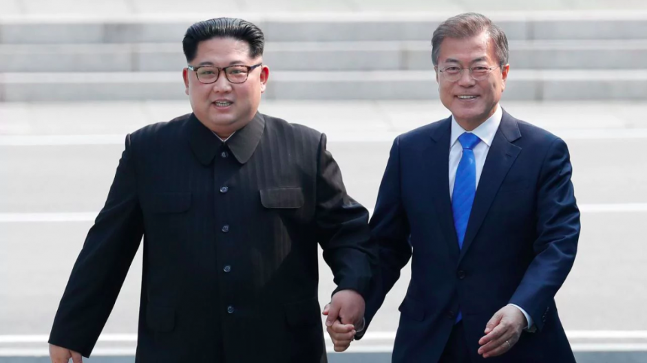 La decisión de cambiar la hora se da días después del encuentro histórico de los líderes de Corea del Norte y Corea del Sur. (Foto: AFP)