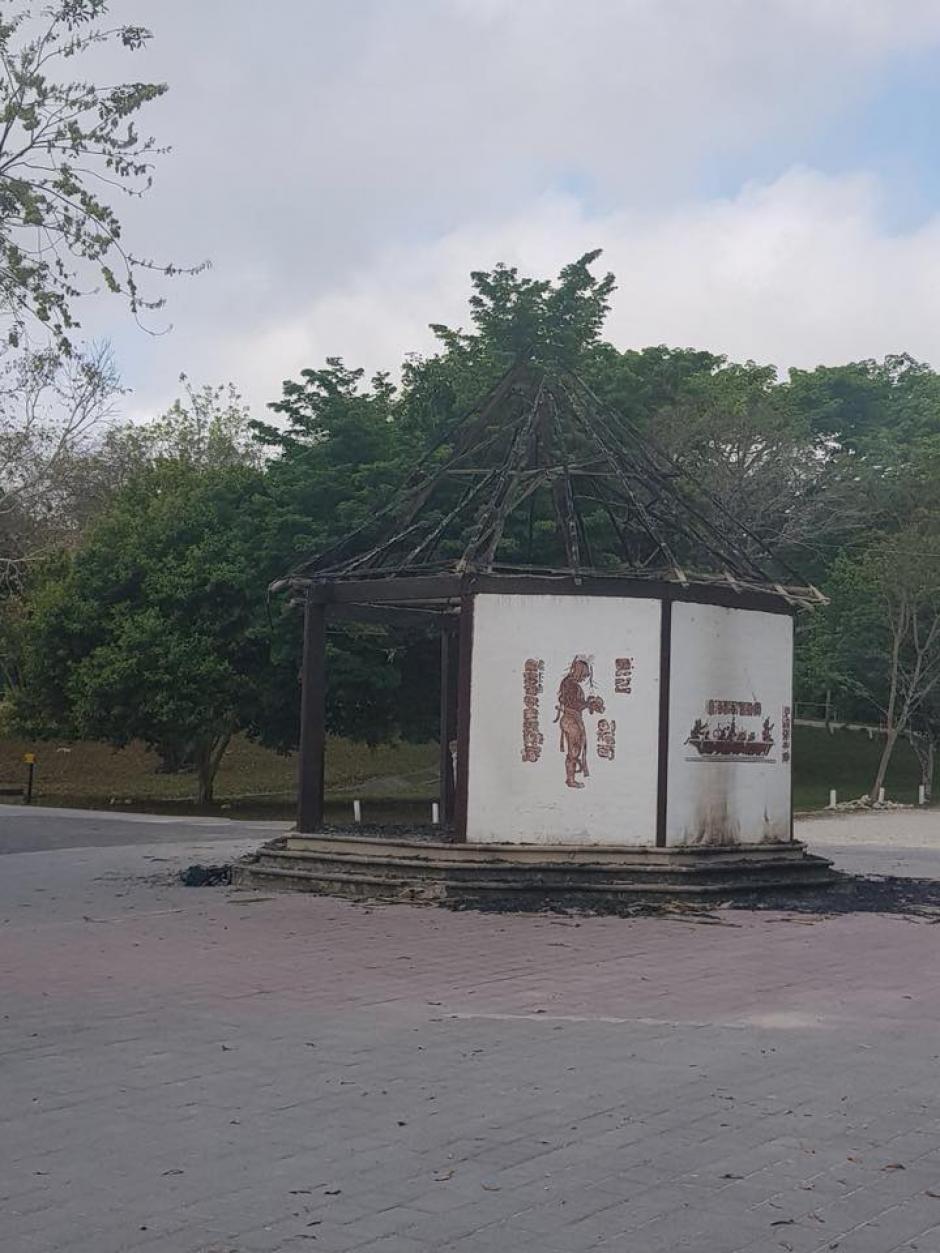 El kiosco de información fue incendiado la madrugada de este domingo. (Foto:&nbsp;Parque Nacional Tikal)