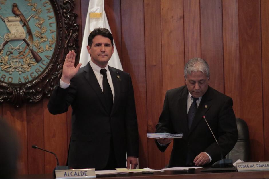 Ricardo Quiñónez fue juramentado en la sesión municipal. (Foto: Alejandro Balán/Soy502)