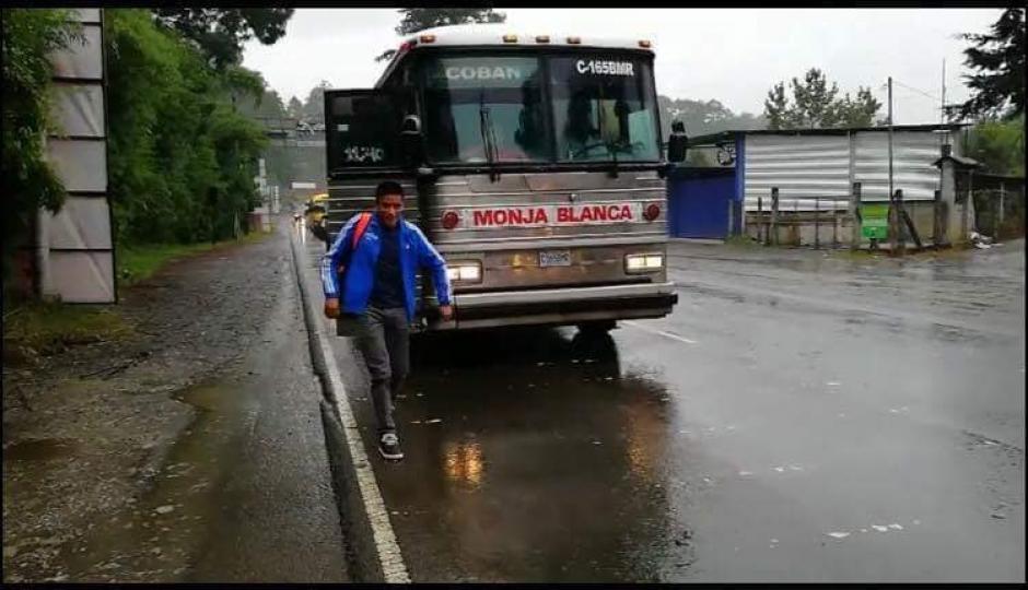 El atleta guatemalteco Mario Pacay segundos después de haber bajado del bus que lo llevó de la Ciudad a Cobán. (Foto: Facebook)