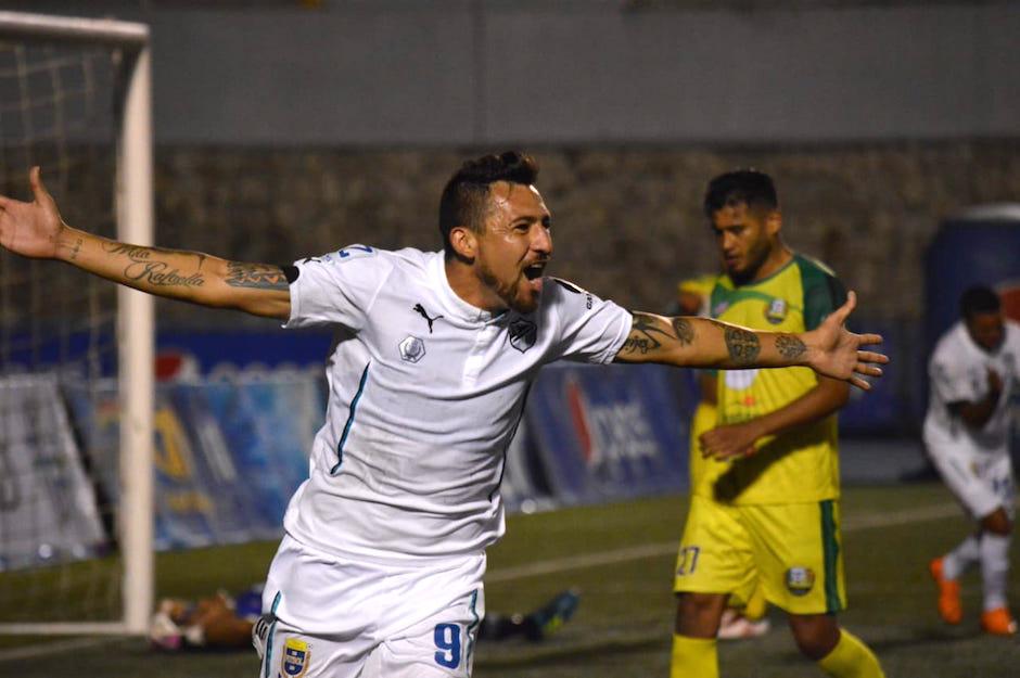 El mexicano Abraham Carreño festeja su segundo gol con Comunicaciones. (Foto: Luis Barrios/Soy502)