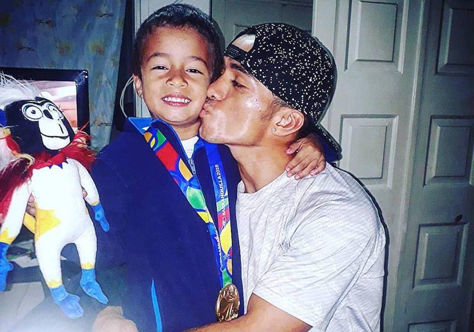 El boxeador Juan Reyes besa a su hijo en Petén, su tierra natal. (Foto: Instagram)