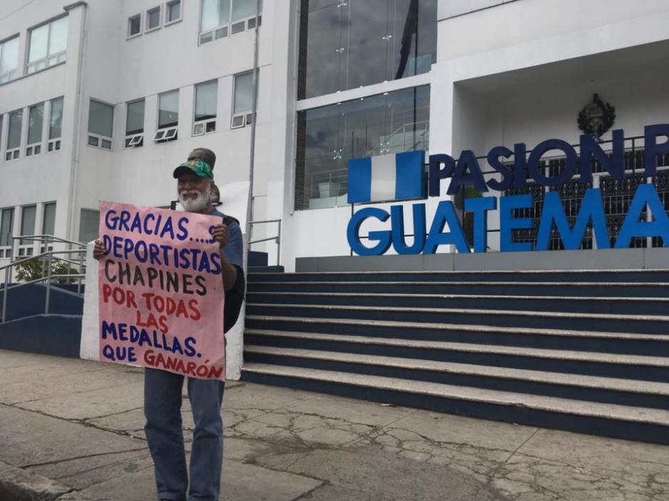 El hombre llegó con un cartel y un mensaje emotivo para los deportistas guatemaltecos. (Foto:&nbsp;Mirena Isabel Martínez Tuna)