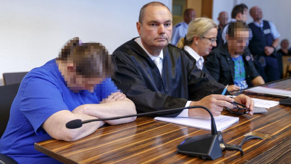 Los condenados y sus abogados durante la audiencia judicial. (Foto: CNN)