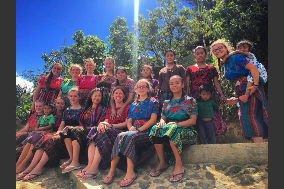 El grupo de estudiantes de Canadá convive con la comunidad de Vuelta Grande en Antigua Guatemala. (Foto: La Unión Spanish School)