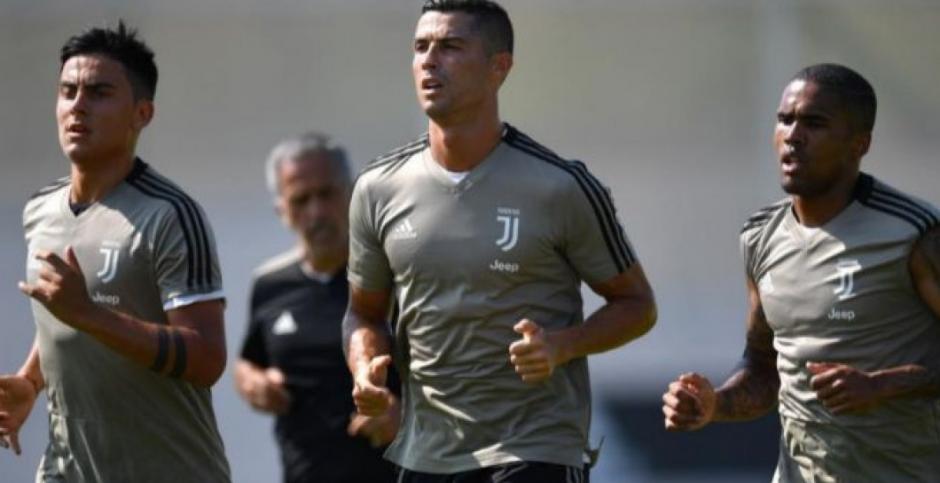 Dybala y Costa se burlaron del fallo de Cristiano Ronaldo en el entrenamiento de la Juventus. (Foto: AFP)