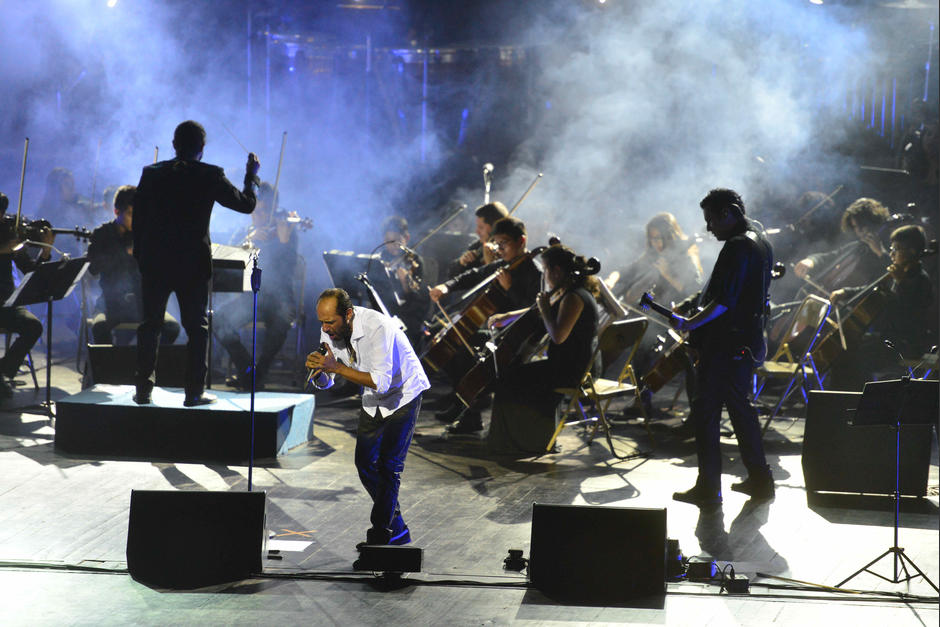 Bohemia Suburbana hizo vibrar el Teatro Nacional en su concierto sinfónico. (Foto: Jesús Alfonso/Soy502)