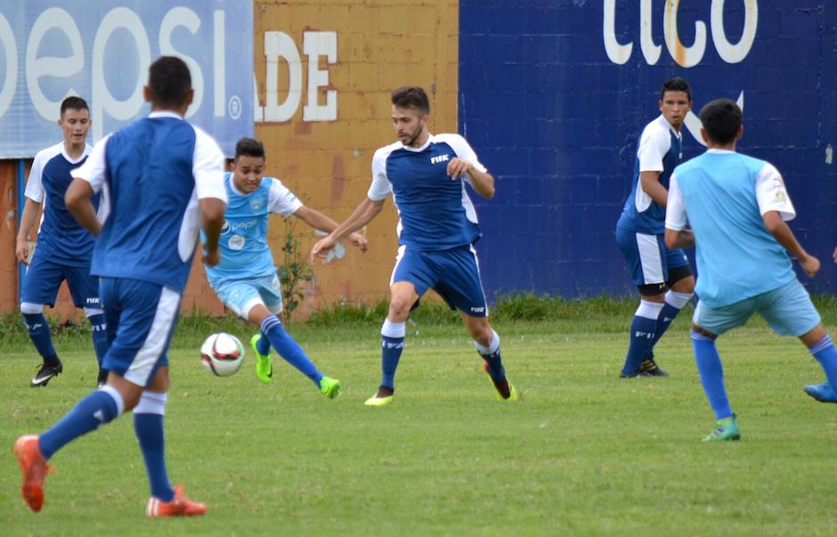 Rodrigo Saravia busca controlar el balón durante le partido. (Foto: Rudy Martínez/Soy502)