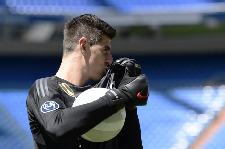 Courtois besó el escudo del Real Madrid. (Foto: AFP)&nbsp;