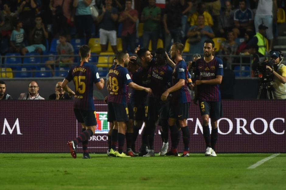 Ousmane Dembélé hizo el gol del triunfo para el Barcelona y festejó con sus compañeros. (Foto: AFP)