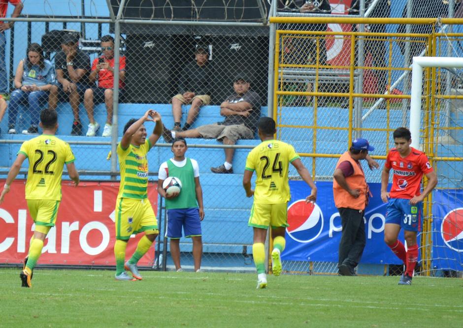 Así festejó Fredy Orellana el primer gol de Guastatoya. (Foto: Rudy Martínez/Soy502)