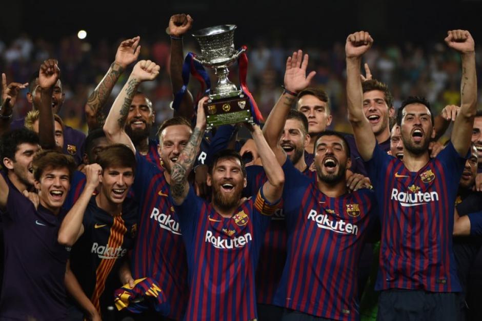 La postal para la historia: Lionel Messi levanta el título de la Supercopa de España 2018. (Foto: AFP)